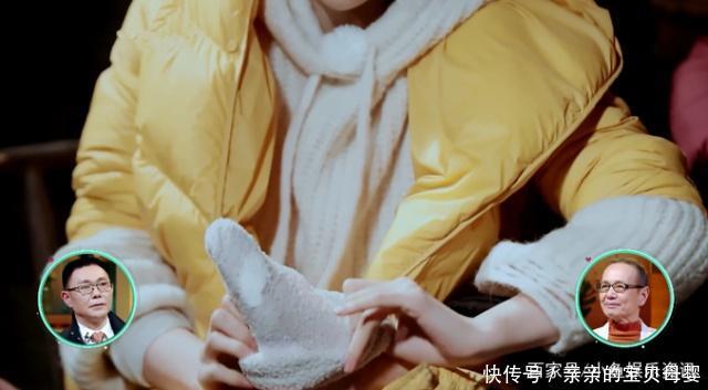 沈梦辰给奶奶洗脚剪脚趾甲,帮她穿袜子的动作