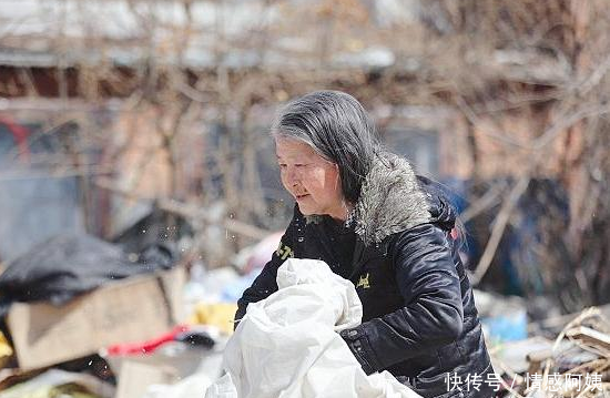 奶奶去吃饭店剩菜遭服务员驱赶，老板娘见到奶奶后，却跪地大哭！