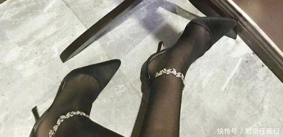 小小尖头细高跟鞋,走路姿势优雅,看上去显得很