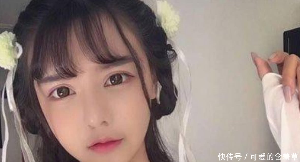 韩安冉素颜直播,暴露整容后的缺陷,额头都是爱