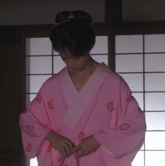 爆笑gif:触碰到的一瞬间我身体一颤
