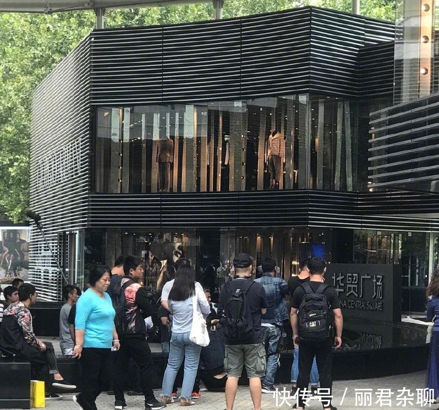 陈伟霆古力娜扎在街头打情骂俏 穿平底鞋的娜