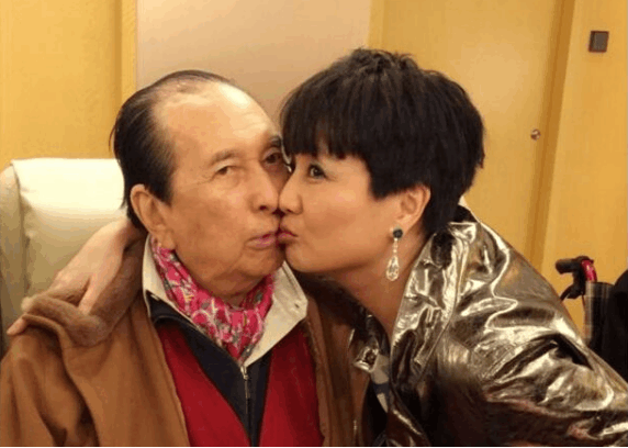 四姨太对女儿何超盈大发雷霆 鲁豫尴尬 何超盈