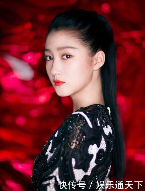 维密时装秀,同穿黑色透明连衣裙,俏皮安以轩被