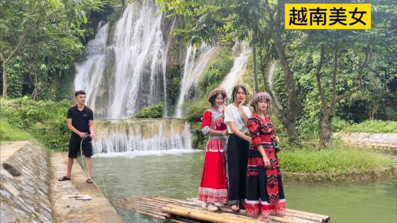 越南 b>旅游者 /b>带团队成员去旅游,她们把俊哥都喝醉了.