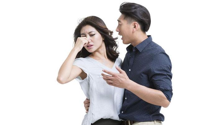 17岁小情侣想打掉腹中胎儿,医生掀开衣服却说:叫你父母来