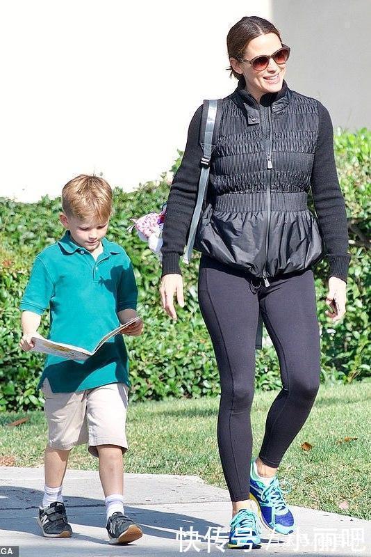 离婚的中年带娃女人没未来她46岁三个娃却活