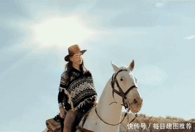 搞笑gif图:来自成龙和范冰冰的拥抱!