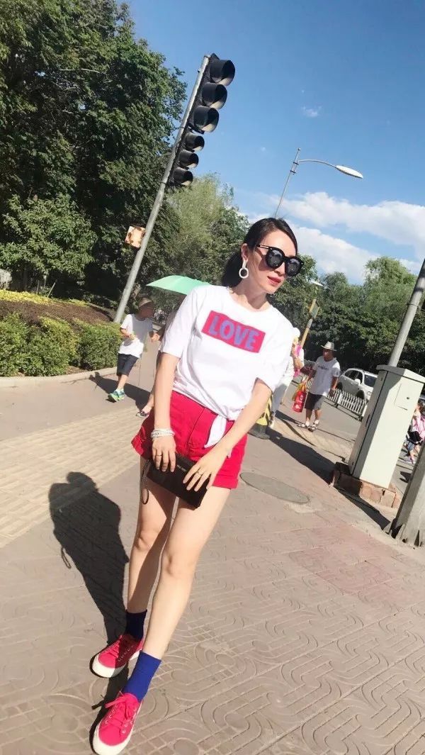 Angelababy穿Dior裙在跑男正经唱歌，这么美的纱裙何穗拿来套T恤？