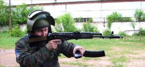 解放军战士发明单手换弹匣的绝技,各国特种兵