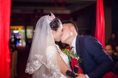 富二代小伙爱上60岁清洁工大妈,可有一事让大妈不好意思说出口