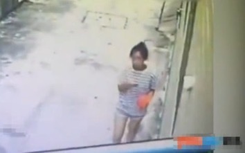 摩托男强摸女孩后逃逸 女孩冷漠不顾继续玩手机【视频】
