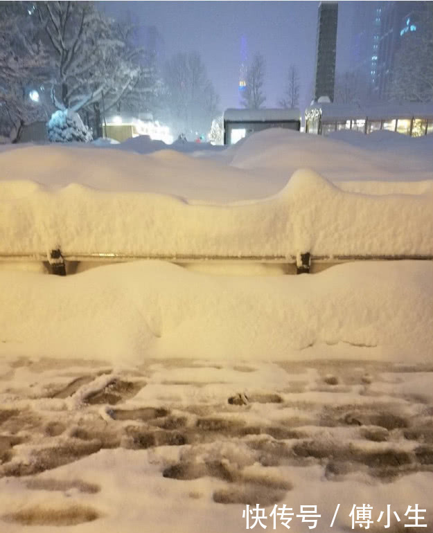 全国多地高温,中国北方这个城市却天降大雪,网友:我要去打雪仗