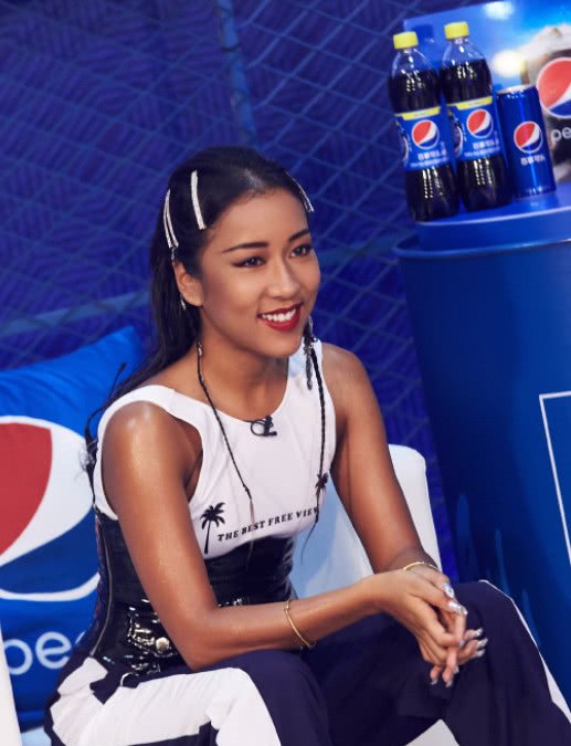 吉克隽逸为了美真拼!穿一双玻璃鞋现身,不怕