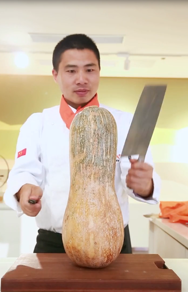 五星级厨师刀工绝了,用南瓜雕刻出1比1世界杯