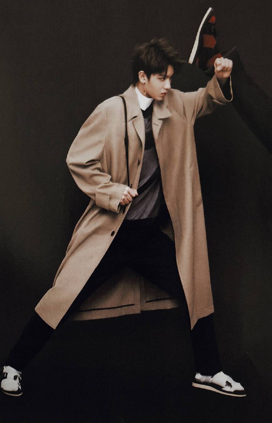 Justin黄明昊解锁新发型,麻辣烫刘海遮住眼睛,真