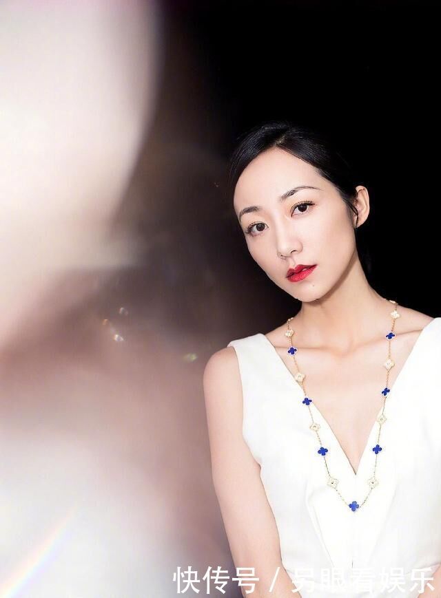 韩雪不到4000元白鞋被粉丝踩到,一个动作体现