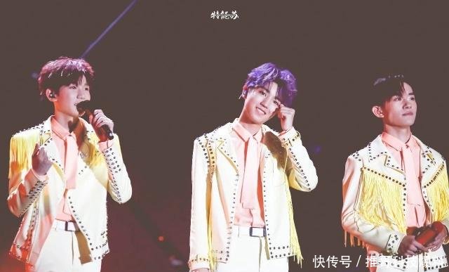 王俊凯助理小马哥为TFBOYS微博之夜投票,他