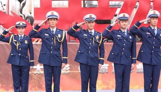 很厉害的消防员 t01a84effea9487d779.jpg