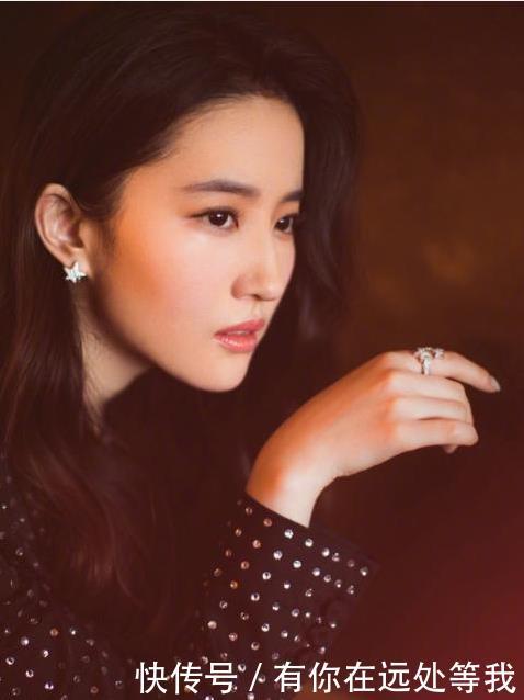 刘亦菲的6张侧颜照,大家的关注点却在她的鼻子