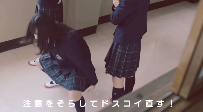 脱小学女生内衣裤视频_小学女生性感内衣裤图(3)