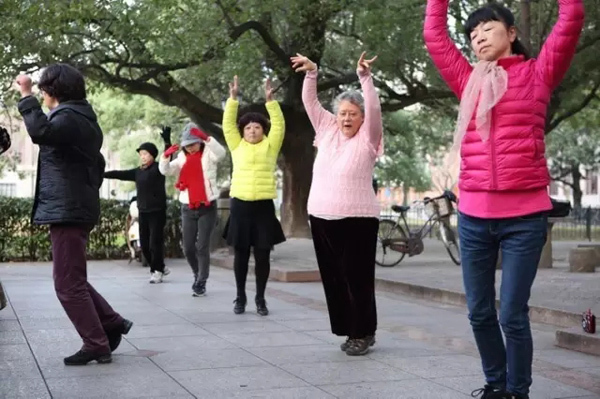 美国大妈广场舞一跳5年:舞蹈里有真实的中国 - 钟儿丫 - 响铃垭人 美国大妈广场舞一跳5年:舞蹈里有真实的中国 - 钟儿丫 - 响铃垭人