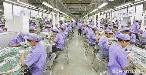 父母为了彩礼把我嫁给疯子,五年后我开豪车回家,父亲傻了