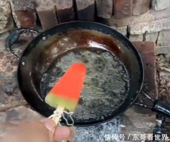 一作死男子将西瓜布丁放进500度油锅猛炸，居然瞬间变成这样！