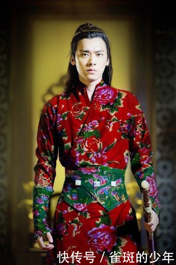 明星挑战东北大花布,摆拍动作男帅女靓,但没