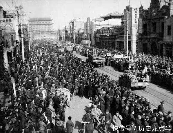 1949年开国大典后,国庆第一宴上,毛主席等人都吃了什么?