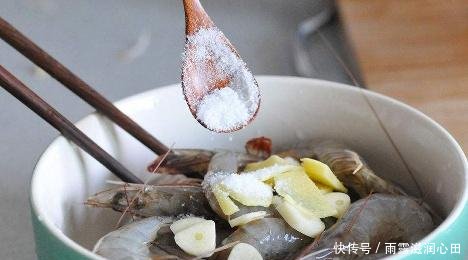 油焖大虾做法最正宗做法教程 t01aa093176f491e167.jpg