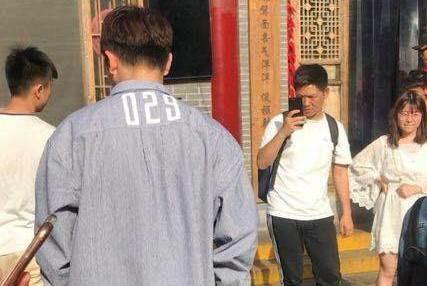 孙坚去西安排队玩,抖音上的网红摔碗酒,明星的