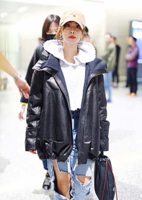 蔡依林现身机场,裤子烂到大腿根部了,一般人根