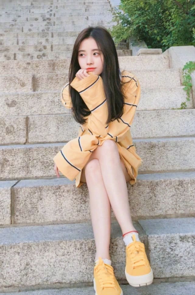 这回我相信鞠婧祎只有76斤了,裙子丝带绑得这么紧,还能往下掉插图(5) 这回我相信鞠婧祎只有76斤了,裙子丝带绑得这么紧,还能往下掉插图(5)