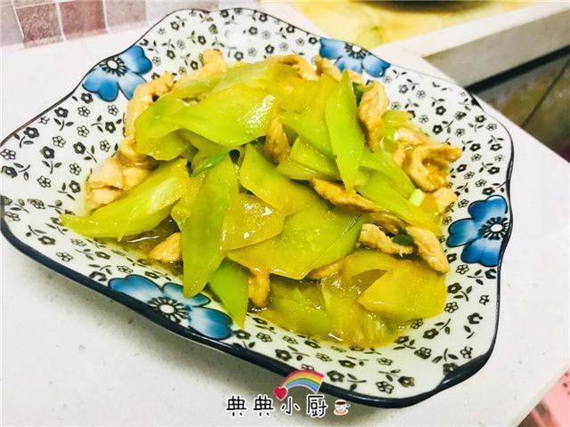 莴笋加点肉一起炒，孩子百吃不厌，比清炒有味道多了！