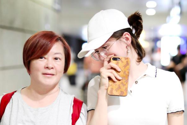 刘诗诗穿补丁裙疾走,大跨步似劈叉,手机壳画面