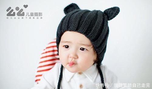 宝宝睡觉时哼哼唧唧 扭来扭曲是怎么回事?