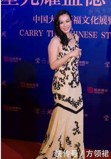 钟丽缇参加活动,吊带裙展现优雅气质,爆肥后哪还有微胖女神气质 通博信誉最好的pt老虎