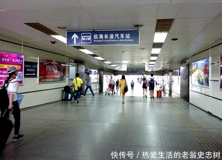 武昌火车站地铁出口路标指错路乘客多走冤枉路