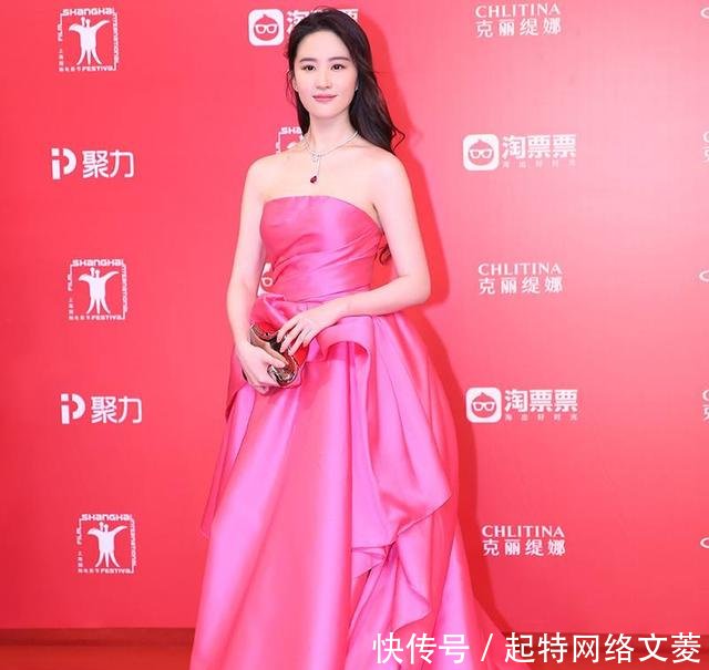 看了刘亦菲的粉色裙,再看看奚梦瑶,才知道身材