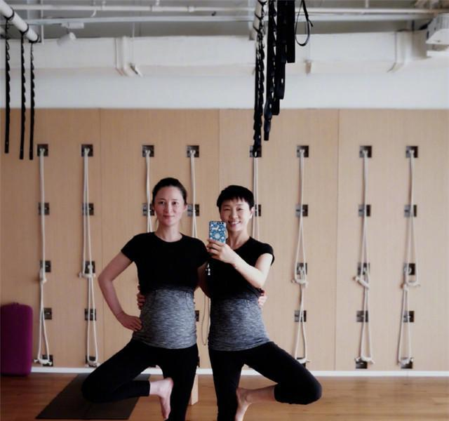 43岁蒋勤勤挺孕肚做瑜伽, 四肢纤细美丽似少女