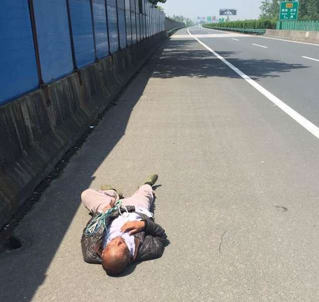 【转】北京时间 胆太大!滚滚车流身边过 老汉竟在高速公路晒太阳睡大觉 - 妙康居士 - 妙康居士~晴樵雪读的博客 【转】北京时间 胆太大!滚滚车流身边过 老汉竟在高速公路晒太阳睡大觉 - 妙康居士 - 妙康居士~晴樵雪读的博客