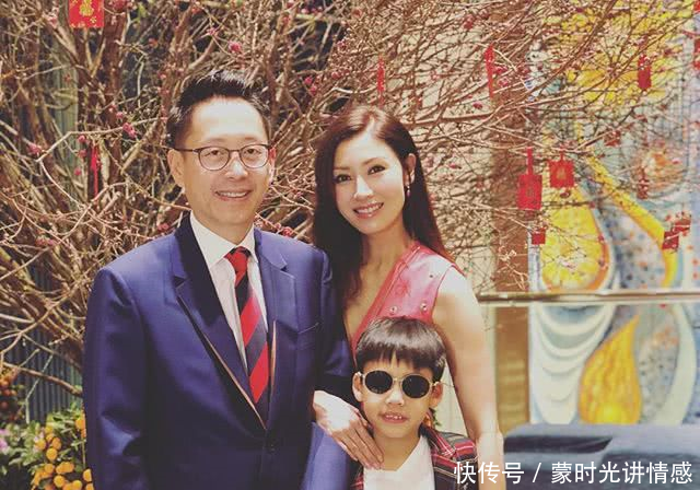 李嘉欣47岁深V秀性感 优雅精致魅力不逊色年