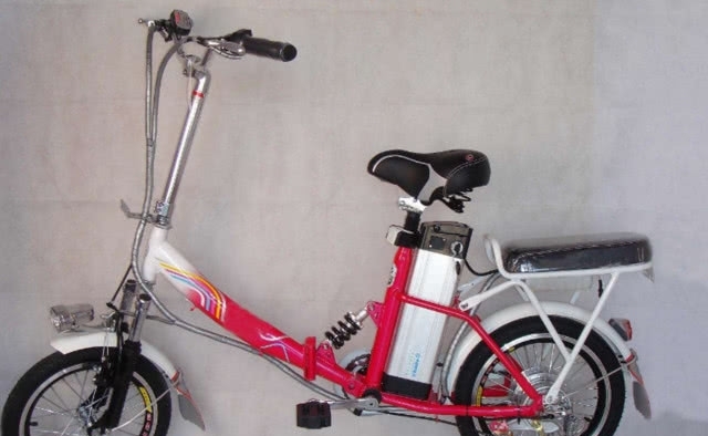 新标电动车仅能跑20公里,万一没电了咋办?专家