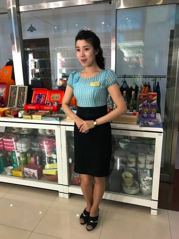 朝鲜坏处真没那么保守,平壤姑娘美女短裙随处使用跳跳情趣用品丝袜图片