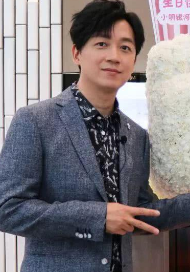 成功秒变男神,而曾经与董洁离婚的真正原因也