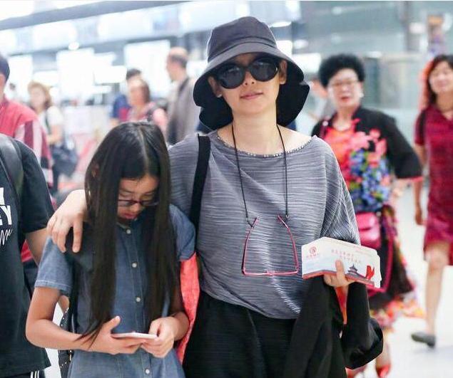 49岁徐帆和48岁许晴的同框!网友:一个娴妻良母