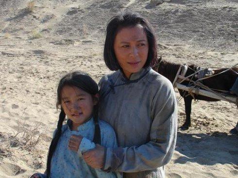 关晓彤小时候穿军装的样子,一定要生一个这样