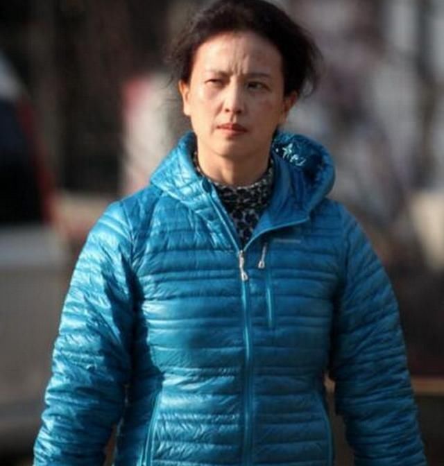 中国一级演员,刘亦菲母亲退出国籍后,在美国素