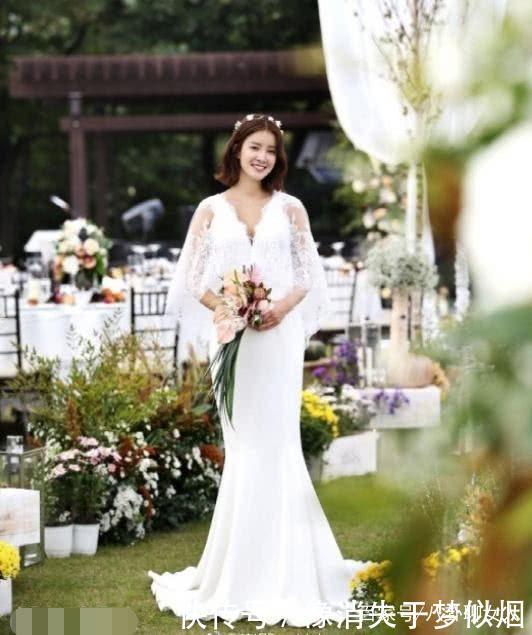 先怀孕后结婚的女星她怀孕6月小腹平坦,最后一